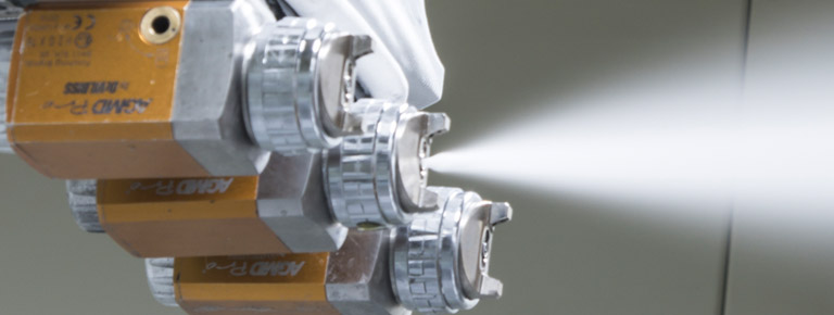 Once mixed and proportioned, the paint goes to the painting robot. Through proper sensors, the system carries out a real-time monitoring of the parameters, including atomising, fan and flow rate, according to the pre-set values.
